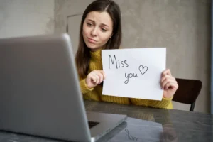 Read more about the article Other Ways to Say ‘I Miss You’: Meaningful Alternatives That Go Beyond Words