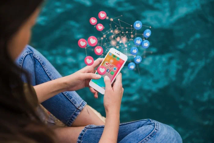 Read more about the article How to Write Hooks People Can’t Scroll Past?