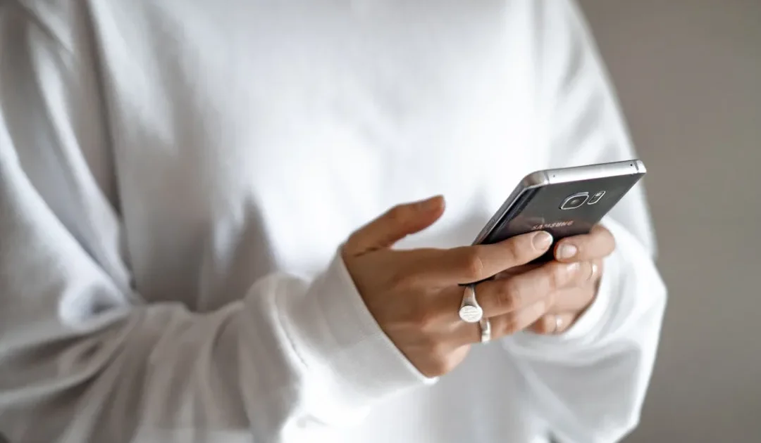 Person holding smartphone showing a text conversation about responding to sorry for the late reply messages