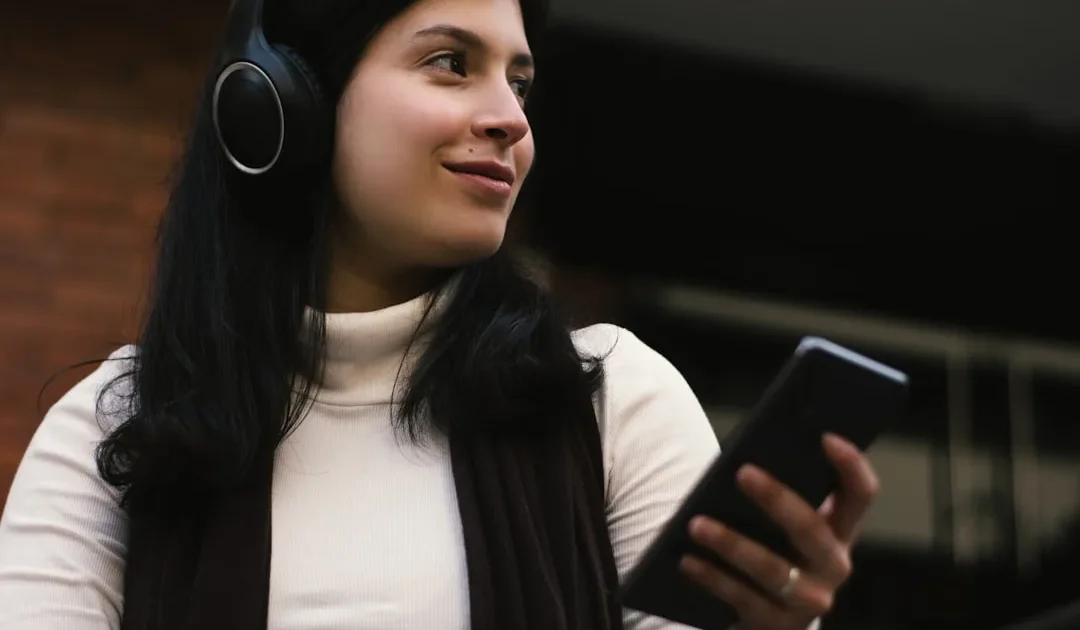 Person looking at phone wondering how to respond to I miss you text message