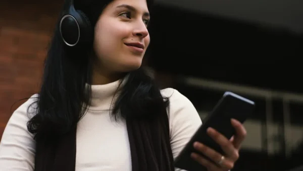 Person looking at phone wondering how to respond to I miss you text message
